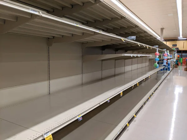 Honolulu - 12 Mart 2020 Salgın Panik, Safeway mağazasındaki Boş Tuvalet Kağıdı Rafları