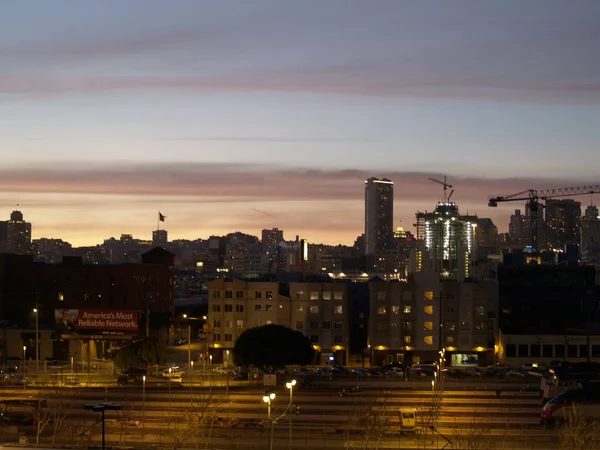 サンフランシスコ 2007年3月10日 進歩の都市 成長する都市景観の中で サンフランシスコのカルトレイン駅と夕暮れ時のスカイライン — ストック写真