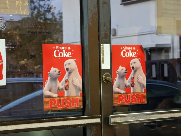2022年3月14日 ホノルル レストランのドアの入り口にコーラプッシュ広告を共有します 広告にはさまざまな名前のコーラボトルがあり 人々は友人や家族とコーラを共有することをお勧めします 広告は賢いやり方だ — ストック写真