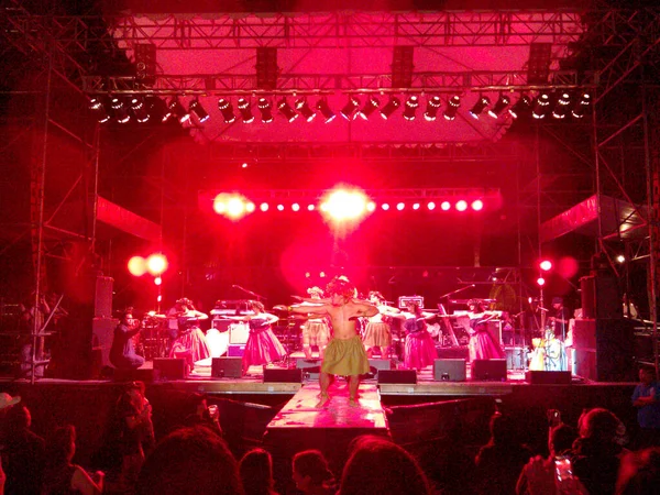 火奴鲁鲁 2012年2月18日 在一场室外音乐会上 迷人的人群观看着一位天才草裙舞者在舞台上表演 将他们带到夏威夷传统文化的美丽与优雅中 — 图库照片