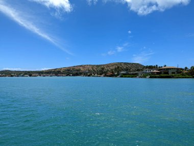 Büyük bir su kütlesi Kuapa Pond ve Hawaii Kai Townhouse arka planda Oahu 'nun güneydoğu köşesinde güzel açık bir günün..