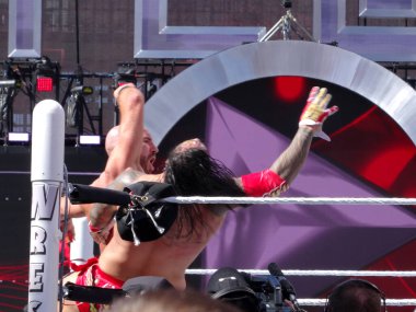 Santa Clara, Kaliforniya - 29 Mart 2015: Santa Clara, Kaliforniya 'da düzenlenen WrestleMania 31' de oynanan heyecan verici bir takım maçı sırasında Cesaro köşeye sıkıştığı sırada Jey Uso 'ya güçlü bir Avrupa aparkatı yaptı. Yoğun maç seyirciyi...