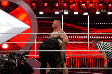 Santa Clara, California - 29 Mart 2015: WWE Şampiyonu Brock Lesner, Roman Reigns 'i ölümsüzlerin gösterisi olan WrestleMania 31' de baş başa bıraktı. Gece çökerken kalabalık ayakta ve ışıklar Levi Stadyumu 'nu aydınlatıyor..