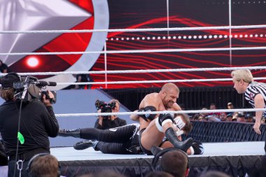 Santa Clara, Kaliforniya - 29 Mart 2015: Levi 's WrestleMania 31 Stadyumu' ndaki ringde oynanan maçta, Triple H 'nin hakem Charles Robinson olarak Sting' e çene kilidi uyguladığı görülebilir. Triple H sırıtıyor gibi görünüyor. 