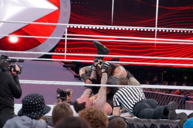Santa Clara, California - 29 Mart 2015: Cenazeci bir yıllık yokluğundan sonra ringe geri döner ve WrestleMania 31 'de Bray Wyatt' ı yener. Efsanevi güreşçi üstünlüğünü Wyatt 'ı kendine has hareketine kitleyerek gösteriyor.