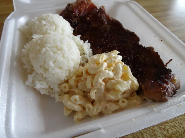 Місцевий Гавайський Обід Стейком Рисом Мак Салатом Подається Тарілці Стіропіна — стокове фото