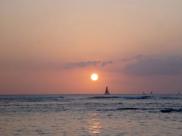 Ένα Γαλήνιο Ηλιοβασίλεμα Πάνω Από Τον Ωκεανό Ιστιοφόρα Στην Μακρινή — Φωτογραφία Αρχείου