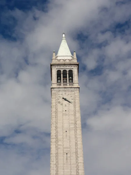 坎帕尼尔斯塔 Campanile 也被称为萨瑟塔 Sather Tower 是加利福尼亚大学伯克利分校的一个地标 塔高307英尺 俯瞰校园和海湾的全景 这张照片显示了塔楼在蓝天的映衬下 白色水晶晶 — 图库照片