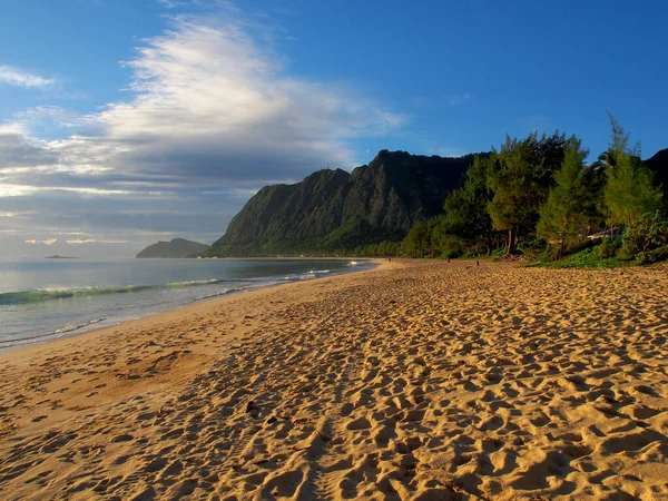 Ruhiger Waimanalo Strand Mit Einem Majestätischen Berg Hintergrund Auf Oahu — Stockfoto