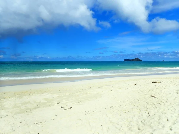 Una Playa Arena Waimanalo Con Cielo Azul Nubes Blancas Oahu —  Fotos de Stock