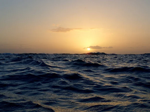 Eldig Solnedgång Målar Himlen Och Havet Med Varma Färger Sett — Stockfoto