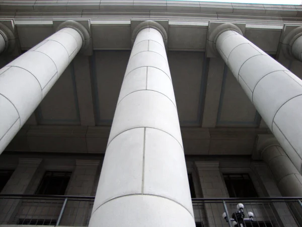 3本の柱を持つ古典的な白い建物は 歴史と伝統の象徴です — ストック写真