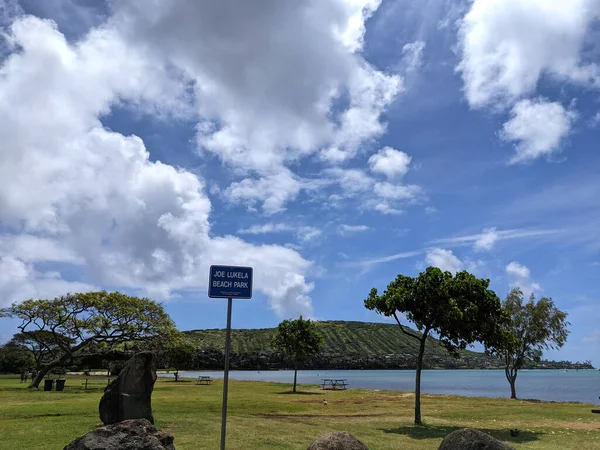 ホノルル 2021年4月2日 緑豊かなフィールドの側に座っている青の看板ハワイのジョールセラビーチパークカイ — ストック写真