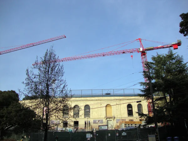 Berkeley March 2010 California Memorial Stadium Building Construction Crane Background — Stock Photo, Image