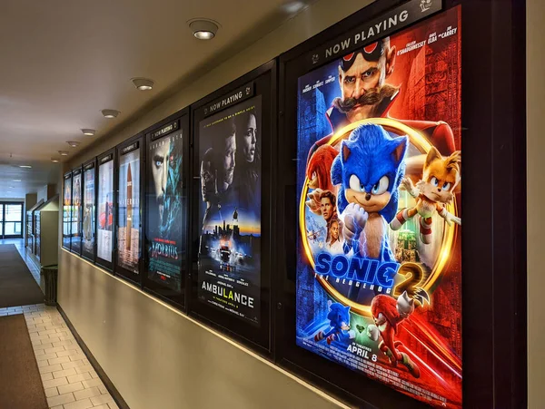 Honolulu Abril 2022 Fila Carteles Películas Que Incluyen Sonic Hedgehog —  Fotos de Stock