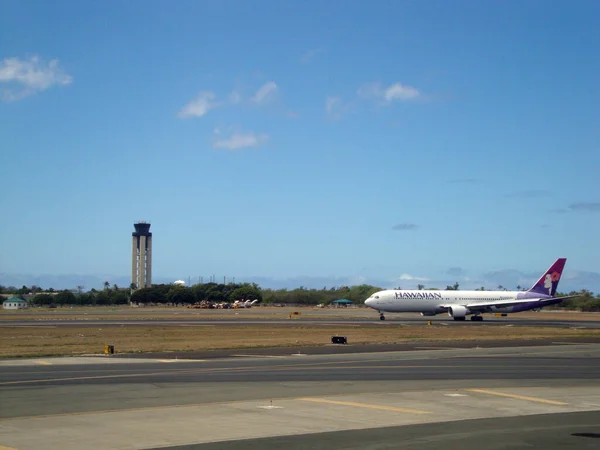 Honolulu April 2010 Hawaiian Airlines Vliegtuig Geparkeerd Honolulu International Airport — Stockfoto
