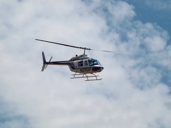 Nevada Juli 2011 Weiß Blauer Hubschrauber Fliegt Himmel Mit Wolkenverhangenen — Stockfoto