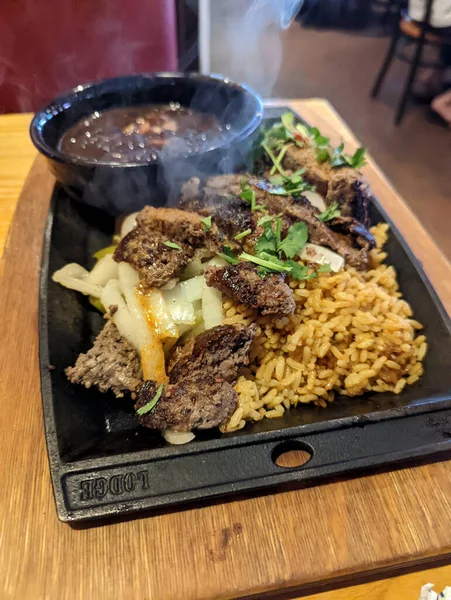 Honolulu Nisan 2022 Pirinçli Biftek Bir Kase Fasulye Masada Ağız — Stok fotoğraf