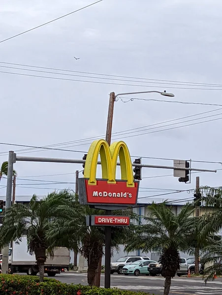 Honolulu Dubna 2019 Mcdonald Drive Sign Palm Trees Foreground — Stock fotografie