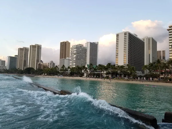 Waikiki 2017 Március Békés Vízparti Waikiki Városnézéssel Háttérben Waikiki Városa Stock Fotó