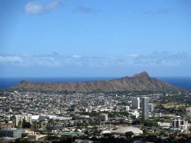 İşte Elmas Kafa 'nın nefes kesici güzelliği ve Honolulu' nun canlı şehir manzarası, yüksek dağlardan görüldüğü gibi. Alacakaranlık 'ın altın renkleri Kaimuki, Kahala ve aşağıdaki ışıldayan okyanus üzerinde sihirli bir parıltı yayarken,
