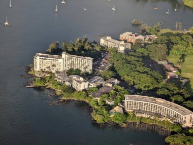 Hilo - 20 Haziran 2022: Hilo Hawaiian Hotel, Liliuokalani Gardens, Grand Naniloa Hotel Hilo - Hilton 'un bir DoubleTree' si ve Hilo Reeds Bay Hotel tatil köyü gündüz gözüyle görüntülendi. Görüntü ekranı gösterir