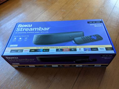 Honolulu - 6 Haziran 2021: Roku Streambar 'la, 4K yayın ve premium sesi şık bir pakette bir araya getiren en mükemmel yayın aygıtı ile dalın. Bu büyüleyici görüntüde, Roku 'yu sunuyoruz.
