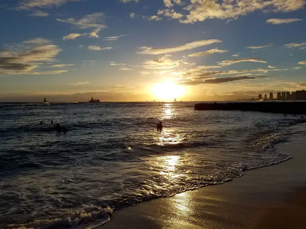 Waikiki Junho 2017 Belo Pôr Sol Praia Kaimana Com Sol — Fotografia de Stock