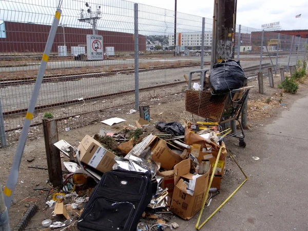 旧金山 2009年6月15日 垃圾堆和购物车被丢弃在火车站外的街道上 — 图库照片