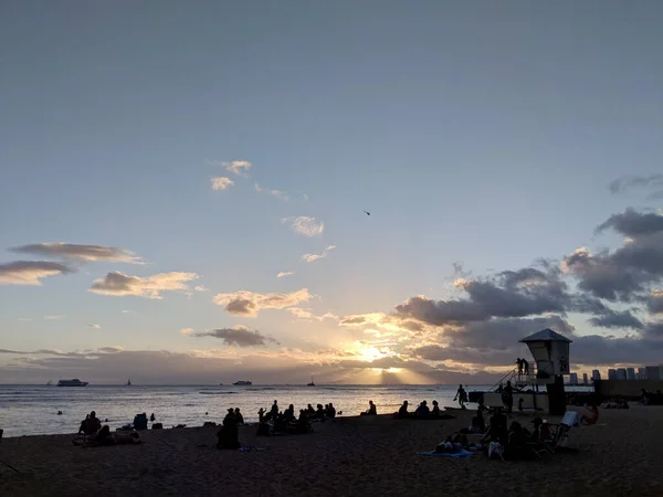 Waikiki Juni 2018 Mensen Die Genieten Van Een Prachtige Zonsondergang — Stockfoto