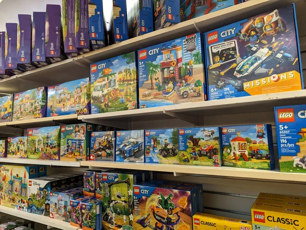 Honolulu Maja 2023 Półka Sklepowa Wypełniona Lego City Innymi Zabawkami — Zdjęcie stockowe