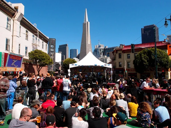 San Francisco - 16 Haziran 2013: San Francisco 'daki North Beach Festivali' nde bir grup sahne alıyor. Enerji ve tutkuyla rock müzik çalıyorlar. Kalabalık gösterinin ve izlemenin tadını çıkarıyor..