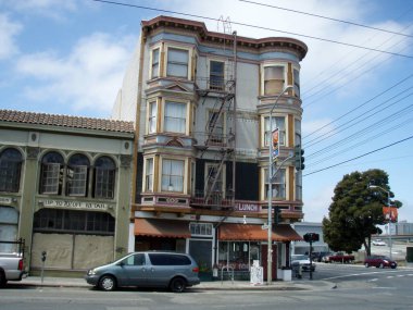 San Francisco - 19 Haziran 2007: California 'daki Utah Otel' in önüne park edilmiş bir araba. Utah Oteli, 1908 yılına dayanan tarihi bir bar ve müzik mekanıdır. İndie canlı performanslar, ucuz biralar ve samimi bir ortam sunuyor..