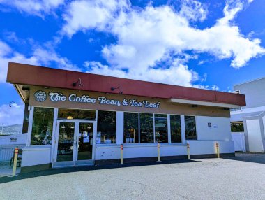 Honolulu - 15 Haziran 2023: Kapahulu Kahve Fasulyesi girişi ve şafak vakti Hawaii, Oahu 'da imza. The Coffee Bean & Arakçı, 1963 yılında kurulan bir Amerikan kahve zinciri..