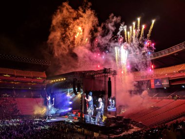 Guns N Roses, Los Angeles, Kaliforniya 'dan gelen Amerikalı hard rock grubu, sahnede havai fişekler patlarken ve kalabalık Aloha Stadyumu' nda tezahürat yaparken müzik çalıyor. Fotoğraf 8 Aralık 2018 'de Honolulu, Hawaii' de çekildi. Fotoğraf enerjiyi gösteriyor..