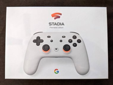 Honolulu - 21 Mayıs 2021: White Google Stadia Premiere Edition ile oyun dünyasına dalmaya hazır olun. Bu büyük beklenen boks, devrimci bir gami olan Stadia Premiere Baskısı 'nın şık ve şık ambalajını gözler önüne seriyor.