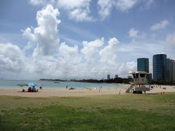 Honolulu Abril 2013 Cidade Praia Movimentada Com Arquitetura Vibrante Multidões — Fotografia de Stock