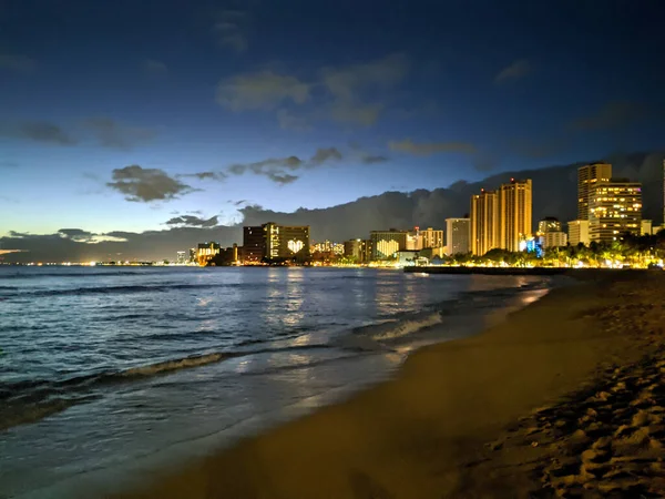 Waikiki Junio 2020 Serena Playa Waikiki Por Noche Con Impresionante Imágenes de stock libres de derechos