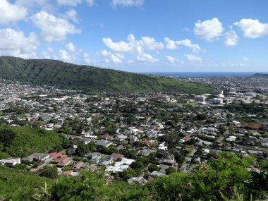 Oahu adasındaki Manoa Vadisi 'nde dağlar, lise, üniversite kampüsü, evler, okul ve mezarlık yer alıyor. Manoa Vadisi yerleşim yeridir ve neredeyse her gün yağmur alan bir vadidir. Vadi evdir.