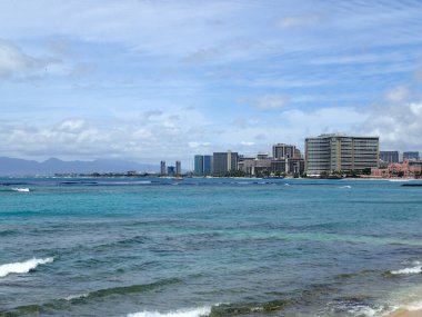 Waikiki plajı Oahu, Hawaii 'de arka planda bir şehir var..