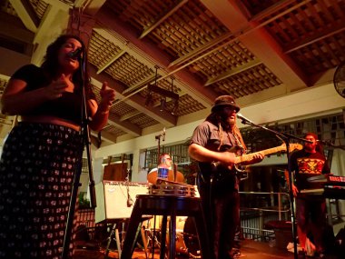 Honolulu, Hawaii - 11 Şubat 2016: Hawaii 'li popüler bir reggae grubu, Ala Moana Alışveriş Merkezi' ndeki Mai Tai Bar 'da canlı performans sergiliyor.. 