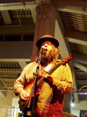 Honolulu, Hawaii - 29 Ocak 2016: Rehberlik Grubu 'nun solisti Ala Moana Alışveriş Merkezi' ndeki Mai Tai Bar 'da sahne alırken gitar çalıp şarkı söylüyor.