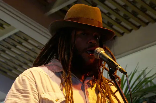 Honolulu, Hawaii - 23 Nisan 2016: Rehberlik grubunun solisti gitar çalıyor ve Ala Moana Alışveriş Merkezi 'ndeki Mai Tai Bar' da şarkı söylüyor.