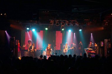 Honolulu - 15 Şubat 2016: Bir grup yetenekli yerel şarkıcı ve müzisyen, Motown 'un beşinci geleneksel Motown Sevgililer Günü kutlamaları sırasında popüler bir gece kulübü ve konser yeri olan The Vladiblik' te klasik Motown hitlerini sahneledi