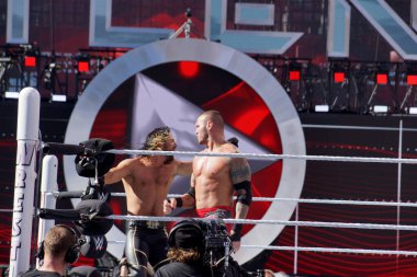 Santa Clara, Kaliforniya -29 Mart 2015: WWE Superstar 'ı Seth Rollins' in WrestleMania 31 'deki maçı sırasında rakibi Randy Orton' a ön kol darbesi attığı dinamik bir aksiyon sahnesi. 