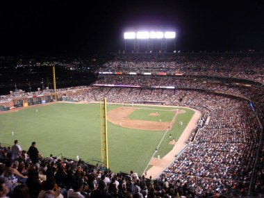 San Francisco - 28 Eylül 2010: Sahadaki SF Giants oyuncularının ve koçlarının büyüleyici bir fotoğrafı, Arizona Diamondback 'leri 28 Eylül 2010' da AT & T Park 'taki sekizinci devre sonunda 4-2 önde götürüyor. Fotoğrafta Giants 'ın... 
