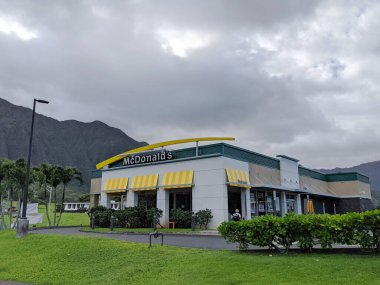 Oahu - 25 Ekim 2021, McDonalds restoranı 47-250 Hui Iwa Caddesi, Kaneohe, HI 96744. Restoran, sarı çatılı ve beyaz duvarlı tek katlı bir bina.. 