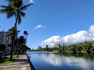 Hawaii, Honolulu 'daki Ala Wai Kanalı Waikiki' nin kuzey sınırı olarak hizmet veren insan yapımı bir su yolu. Kanal, bir tarafında beton geçit olan uzun ve dar bir su kütlesidir. Su durgundur ve mavi gökyüzünü ve beyaz bulutları yansıtır. İşte.