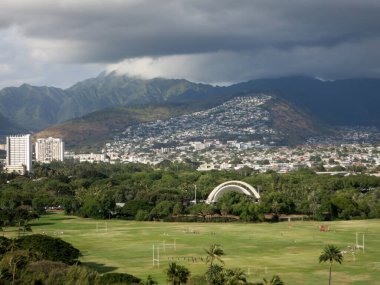 Honolulu, Hawaii 'deki Kapiolani Parkı' nın arka planında dağlar olan hava manzarası..