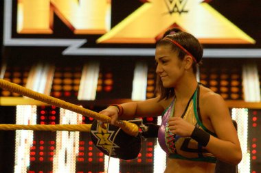 San Jose - 28 Mart 2015: NXT Wrestler Bayley WWE Axxess Event 'te oynanan maçta köşede bekliyor. Bayley popüler bir güreşçidir. Renkli kıyafetleriyle, neşeli kişiliğiyle ve sarılmacı numaralarıyla tanınır..